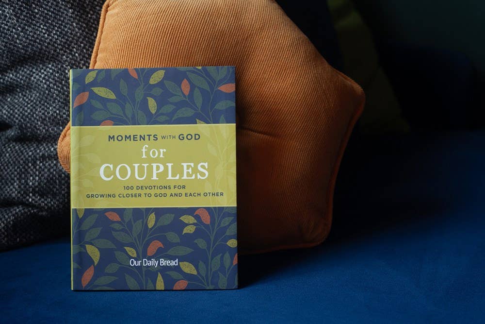 Independent Publishers Group - Moments with God for Couples
