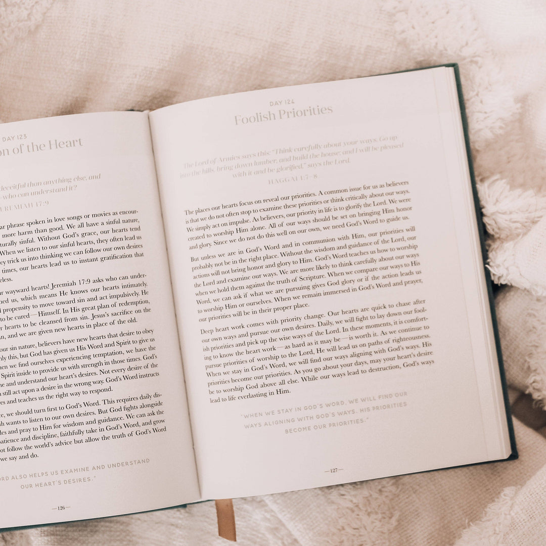 The Daily Grace Co - The Gospel Changes Everything Devotional | Coffee Table Book
