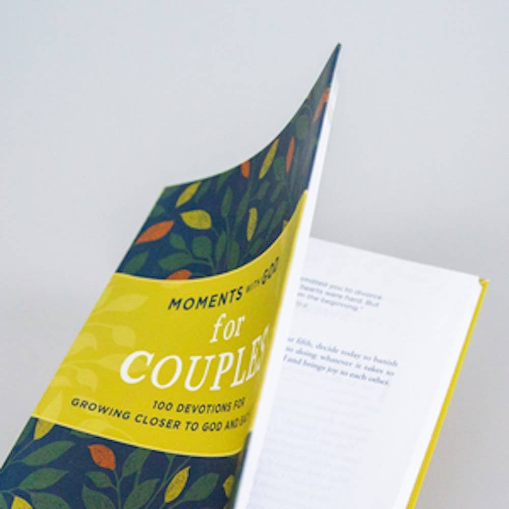 Independent Publishers Group - Moments with God for Couples