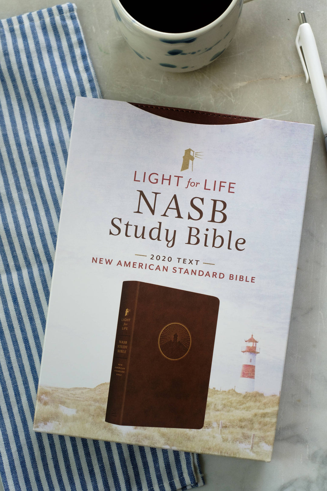 Barbour Publishing, Inc. - Light for Life NASB Study Bible (Mahogany Lighthouse)