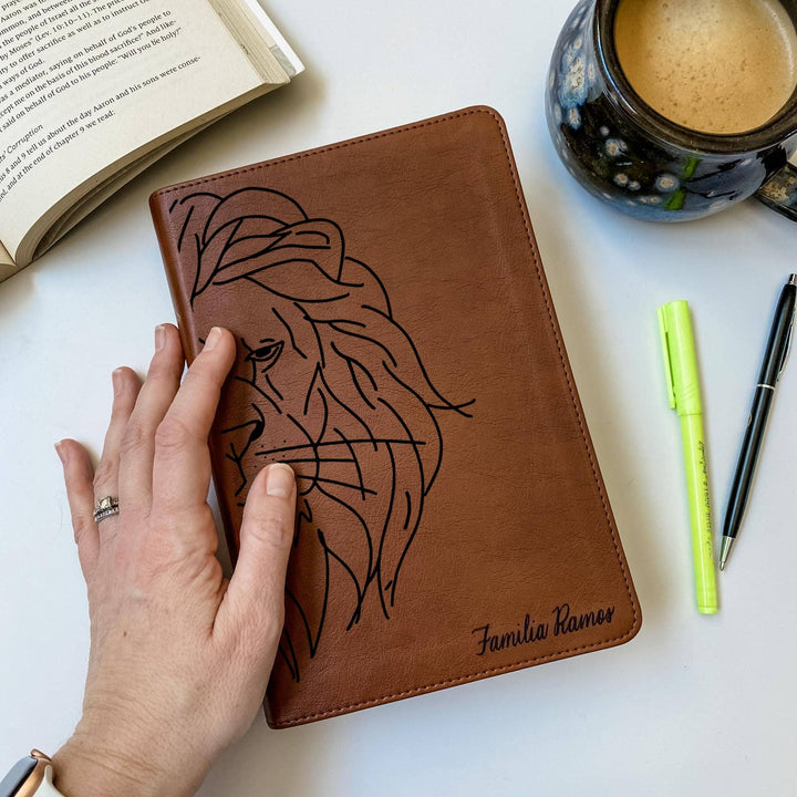 Joy Creative Bibles - ESV/RVR Biblia Bilingüe Personalizada con León